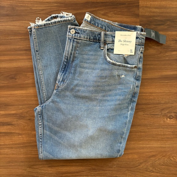 • NWT! [Abercrombie] Skinny High Rise • - Picture 13 of 13